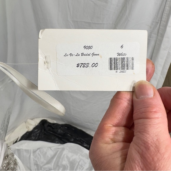 Gorgeous White Wedding Dress and Vail !! - Picture 4 of 12